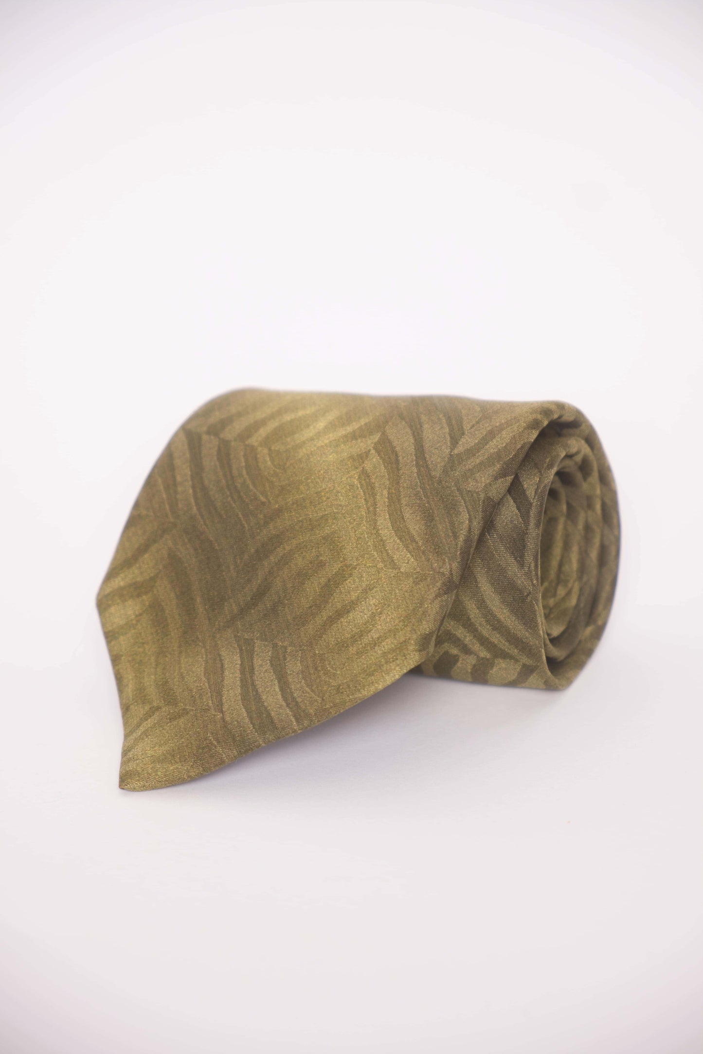 Kuratierte Vintage Krawatten – mit blauen Blumen & Mustern sowie schwarzen Ornamenten