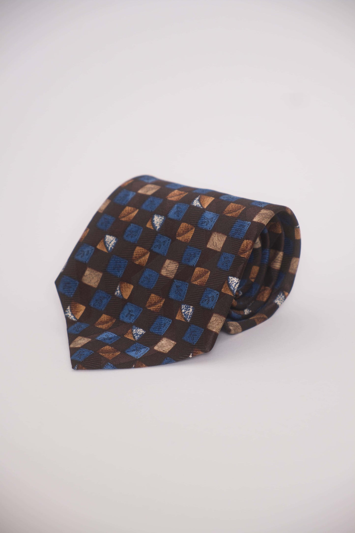 Kuratierte Vintage Krawatten – Tier- & Naturmotiven in Grau- und Grüntönen