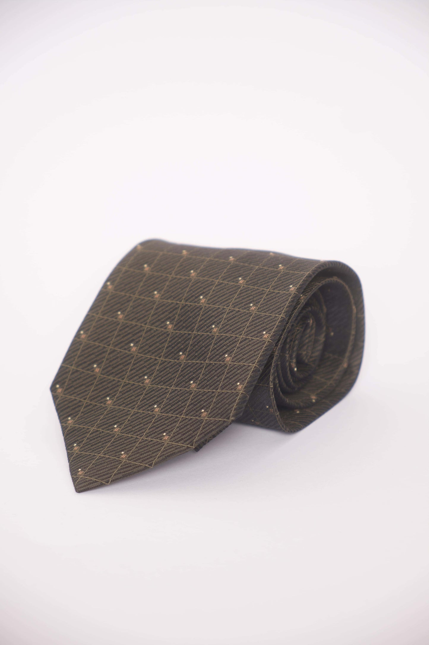 Kuratierte Vintage Krawatten – in Schwarz, dunklen Tönen und Beige