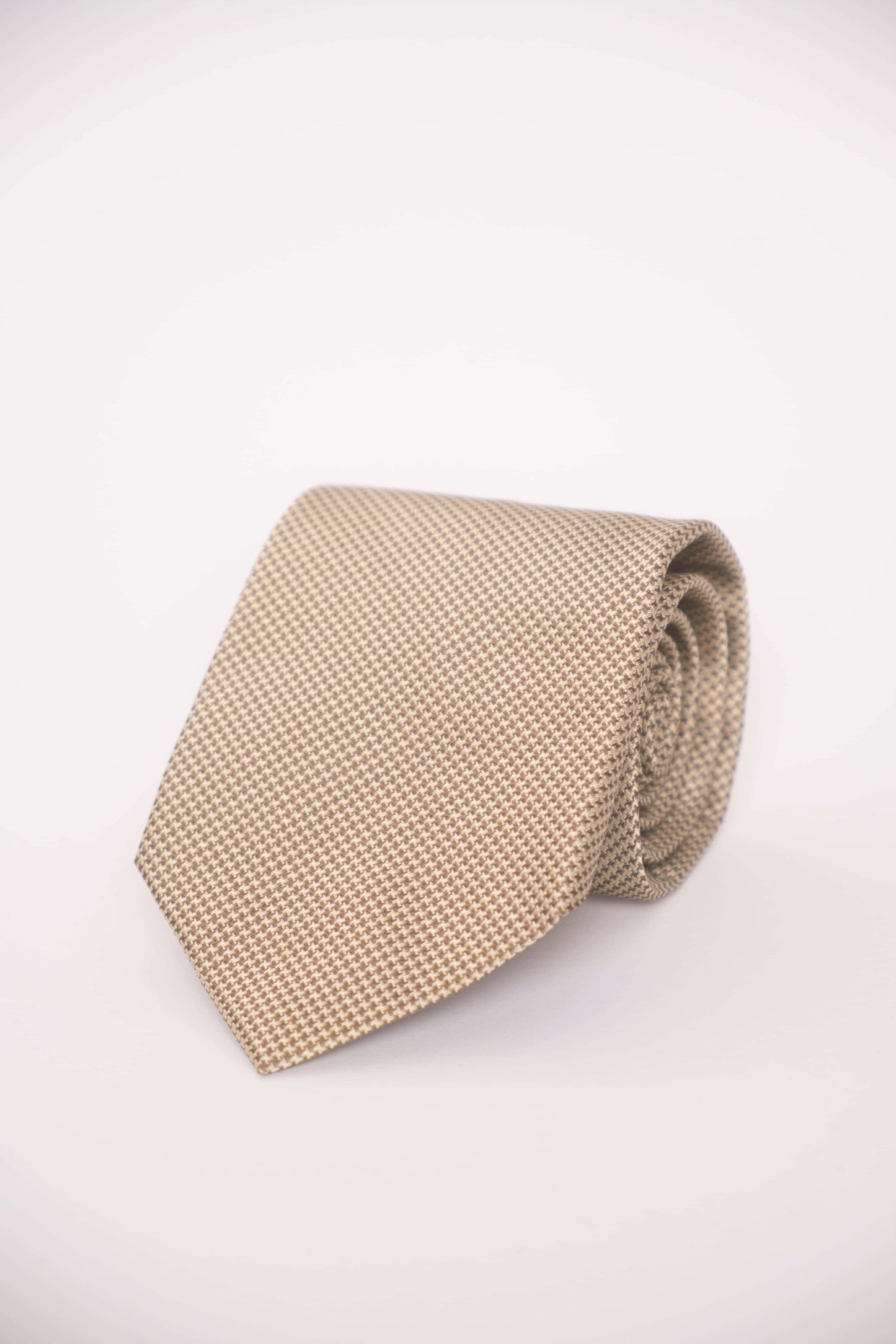 Kuratierte Vintage Krawatten – in Schwarz, dunklen Tönen und Beige