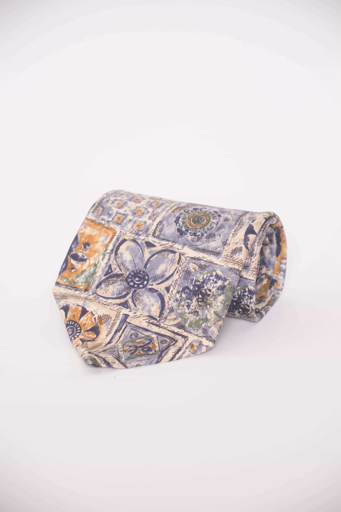 Kuratierte Vintage Krawatten –  mit blauen Blumen & Mustern sowie schwarzen Ornamenten