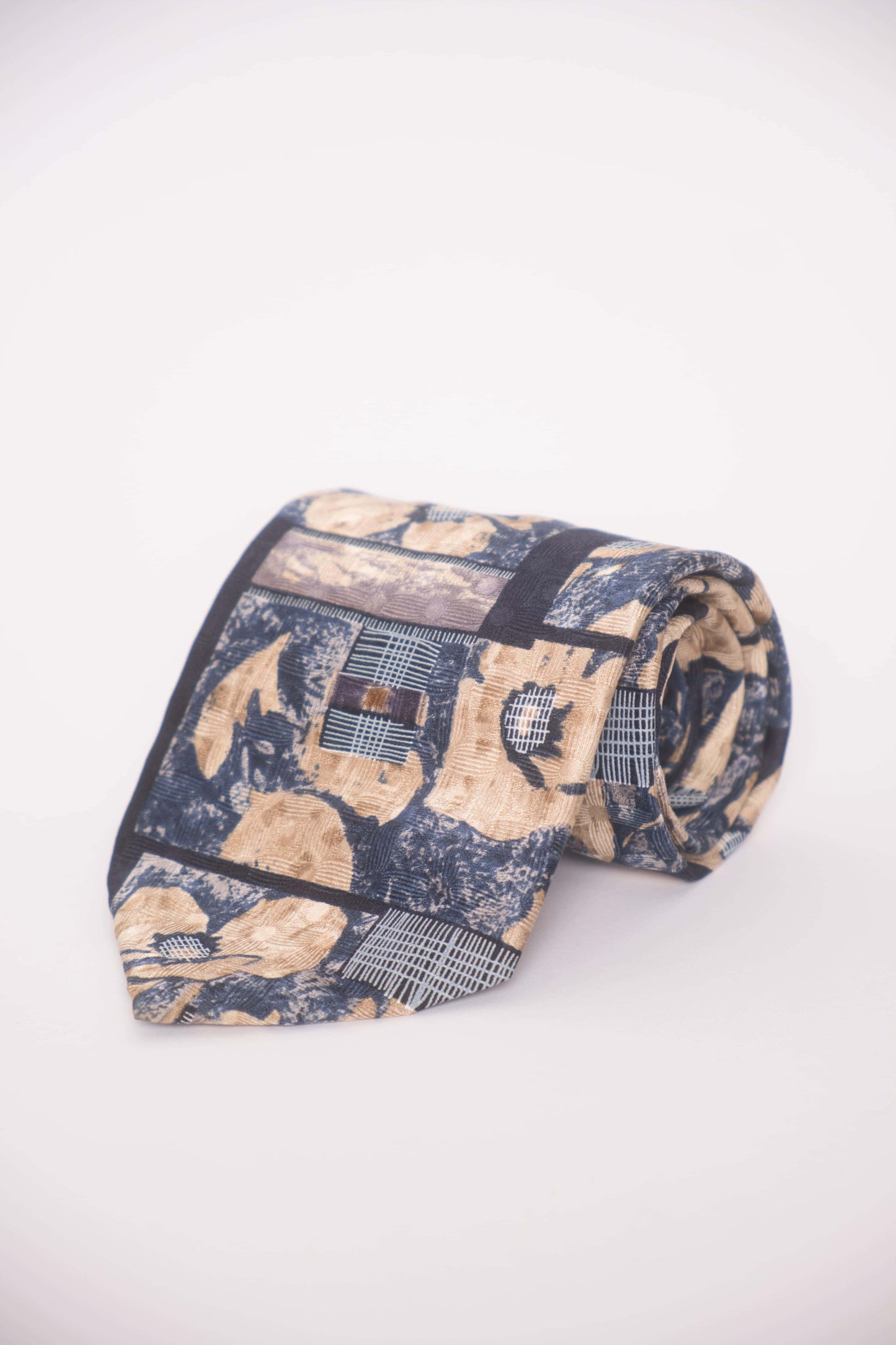 Kuratierte Vintage Krawatten –  mit blauen Blumen & Mustern sowie schwarzen Ornamenten