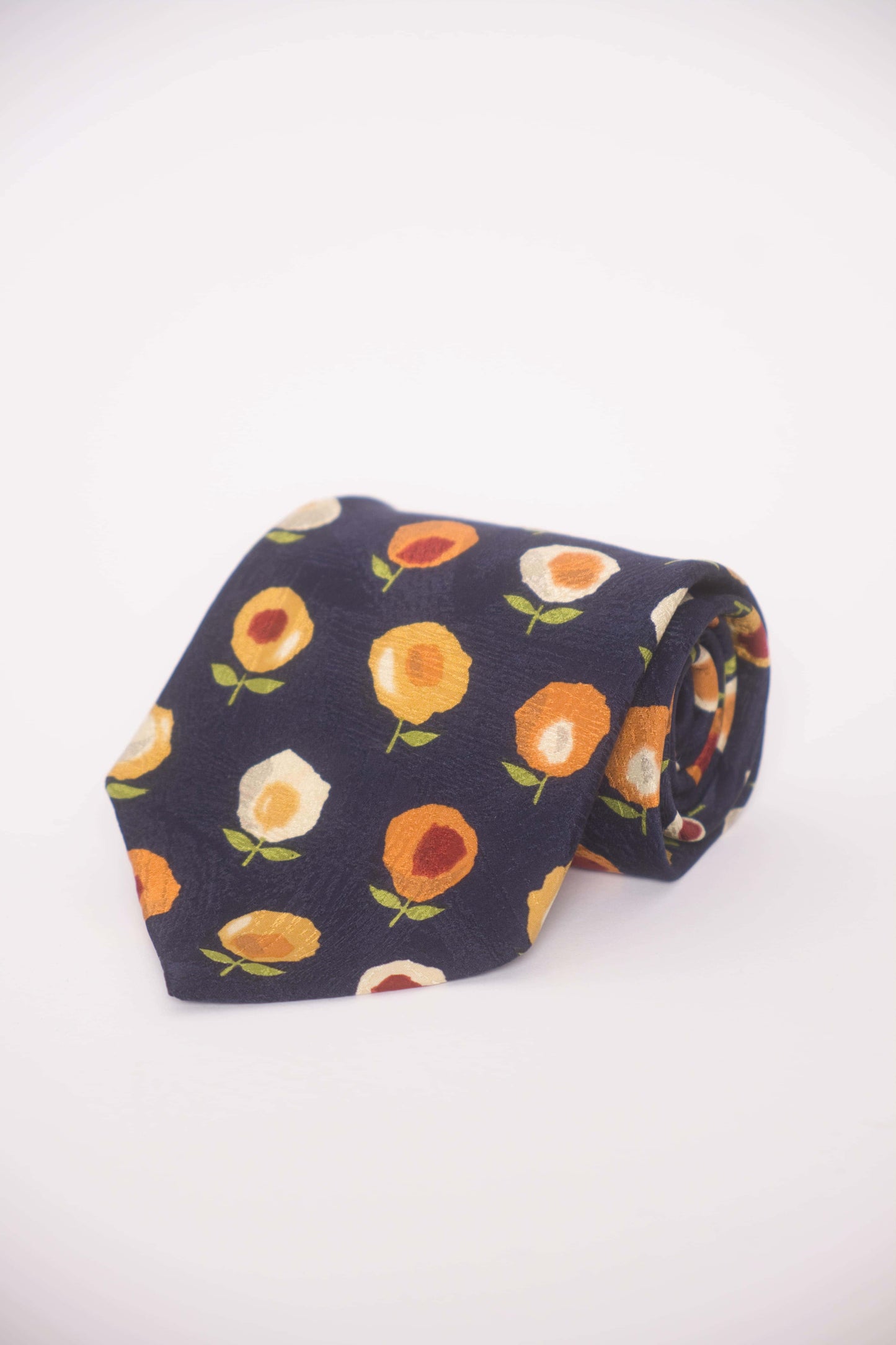 Kuratierte Vintage Krawatten –  mit blauen Blumen & Mustern sowie schwarzen Ornamenten