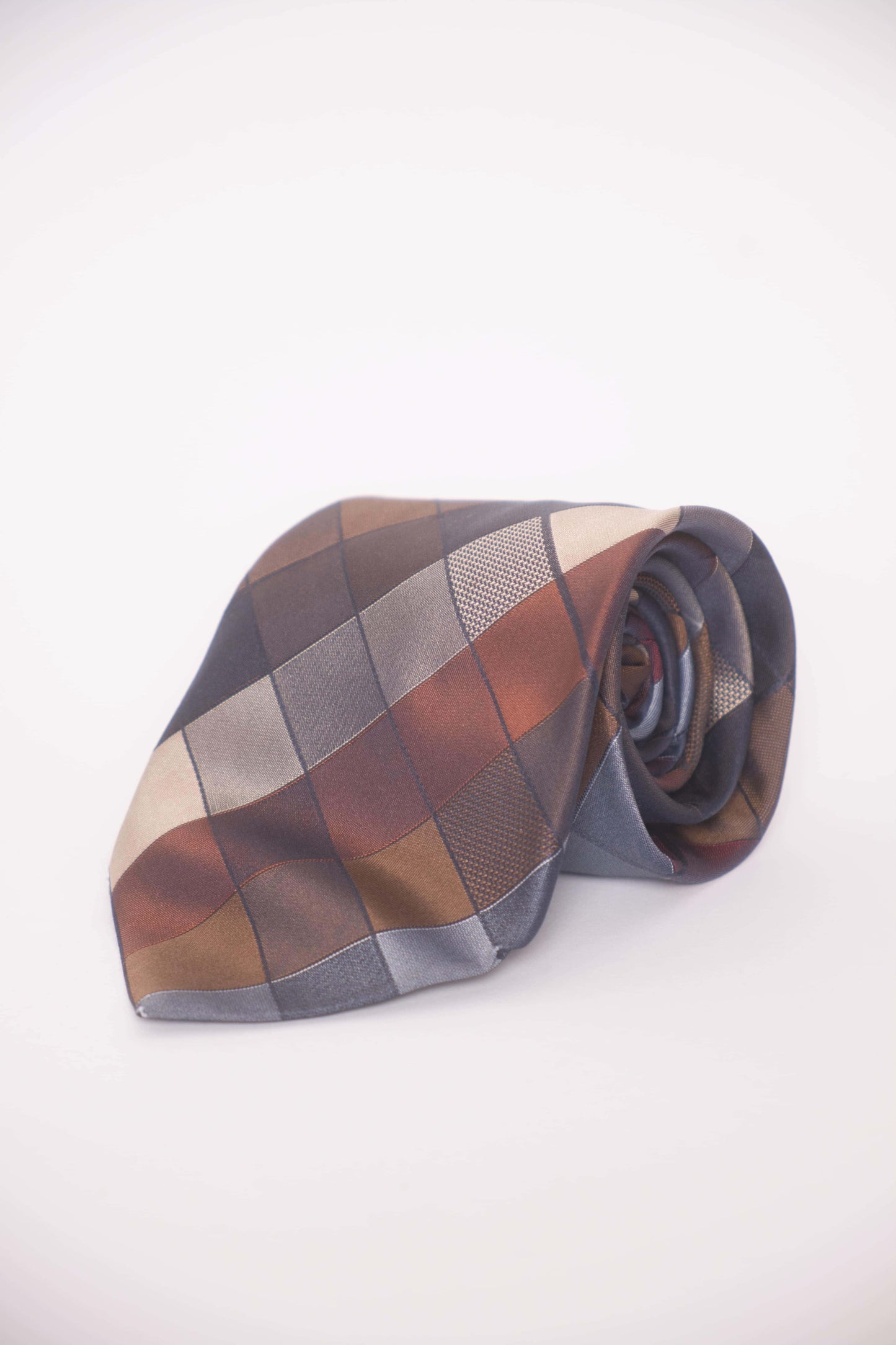 Kuratierte Vintage Krawatten – in Schwarz, dunklen Tönen und Beige