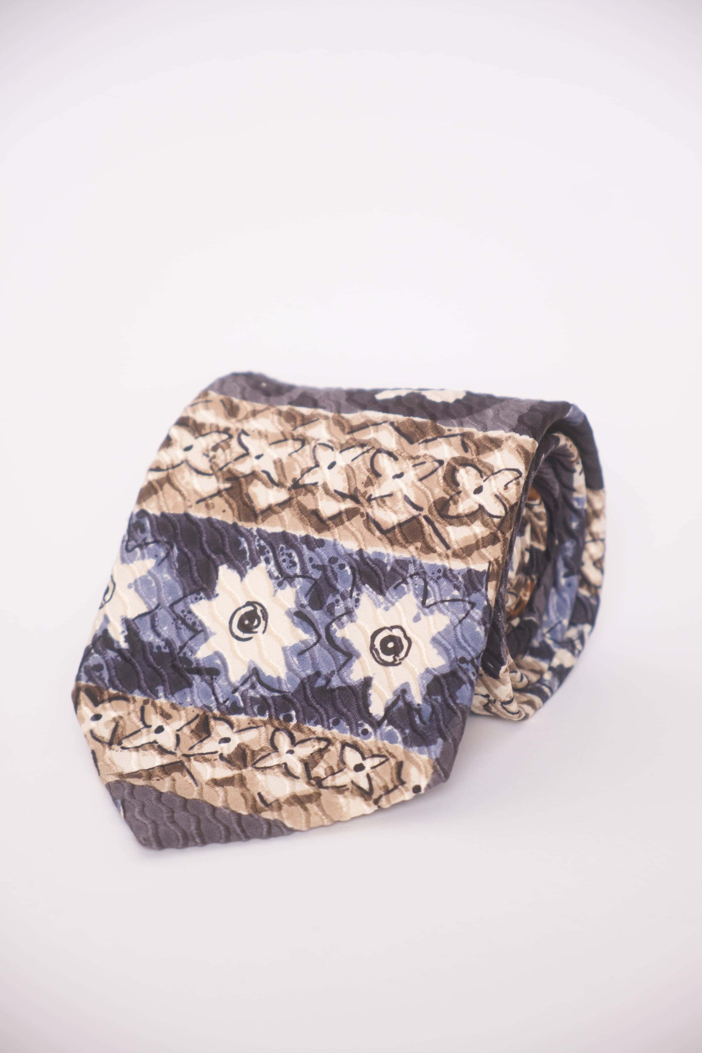 Kuratierte Vintage Krawatten –  mit blauen Blumen & Mustern sowie schwarzen Ornamenten