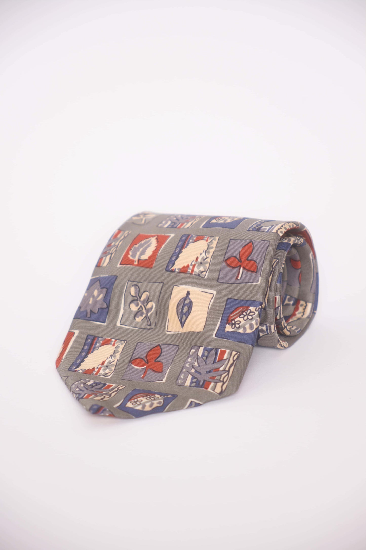 Kuratierte Vintage Krawatten – Tier- & Naturmotiven in Grau- und Grüntönen