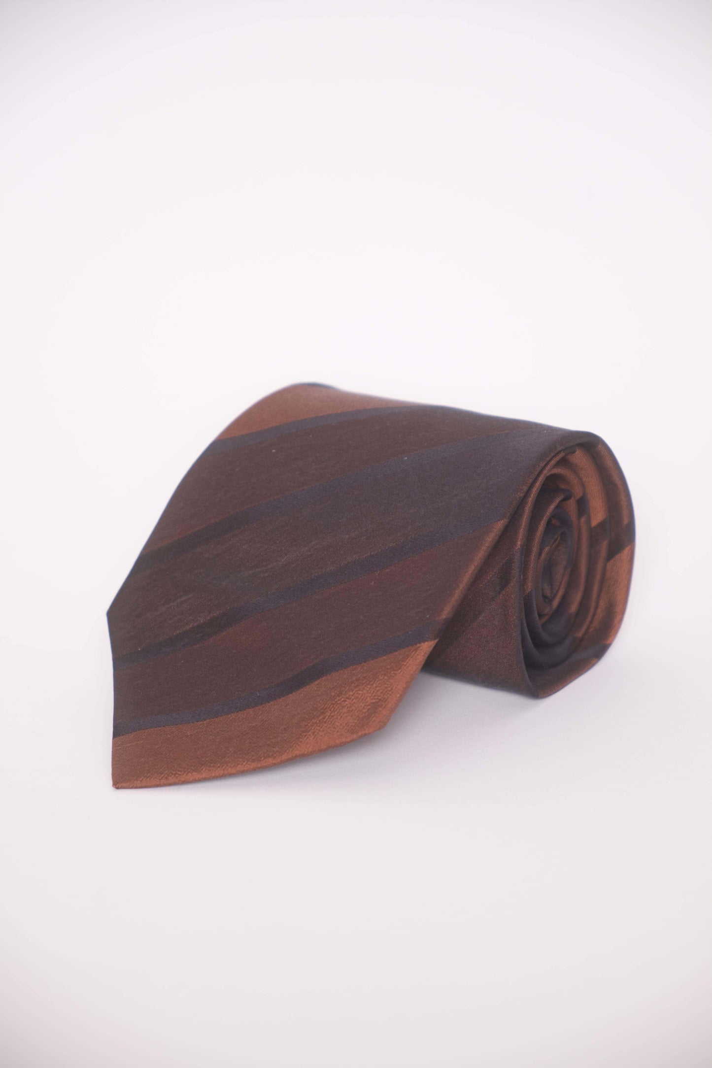 Kuratierte Vintage Krawatten – in Braun & Ecru sowie Blau strukturiert