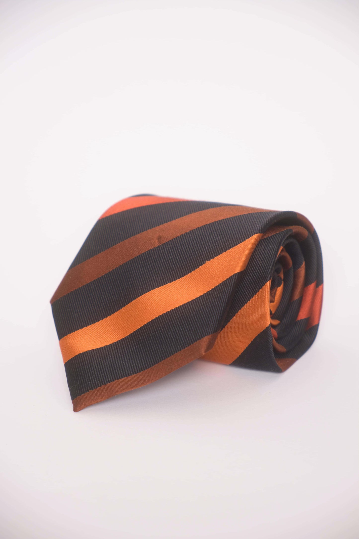 Kuratierte Vintage Krawatten – in Schwarz, dunklen Tönen und Beige