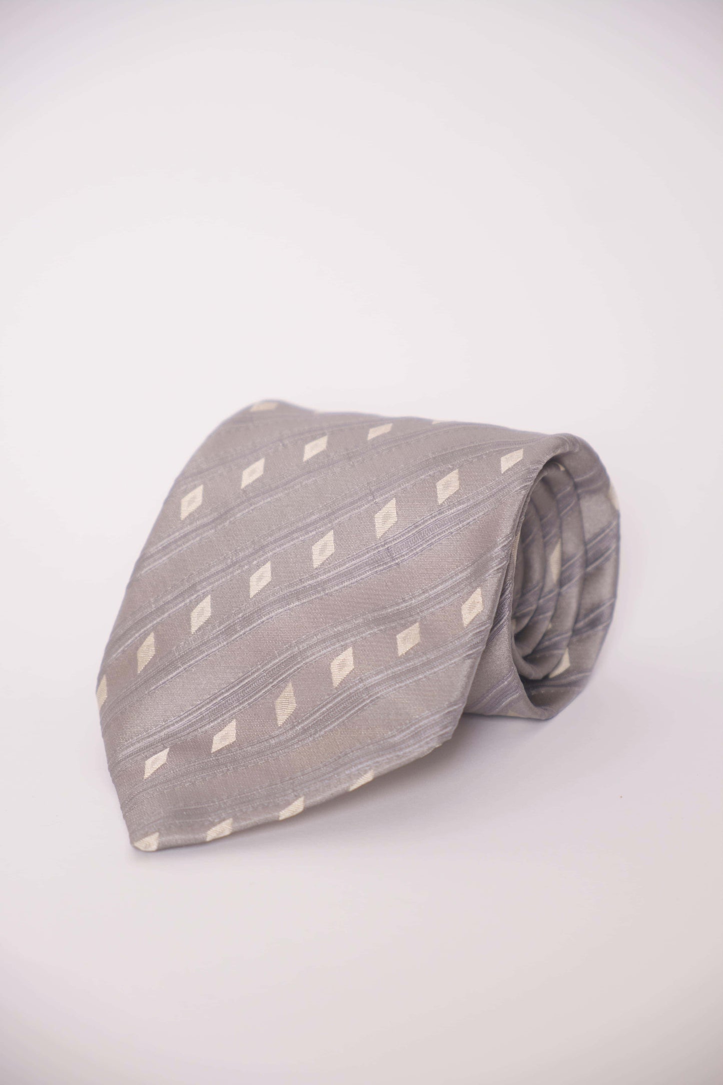 Kuratierte Vintage Krawatten – Tier- & Naturmotiven in Grau- und Grüntönen