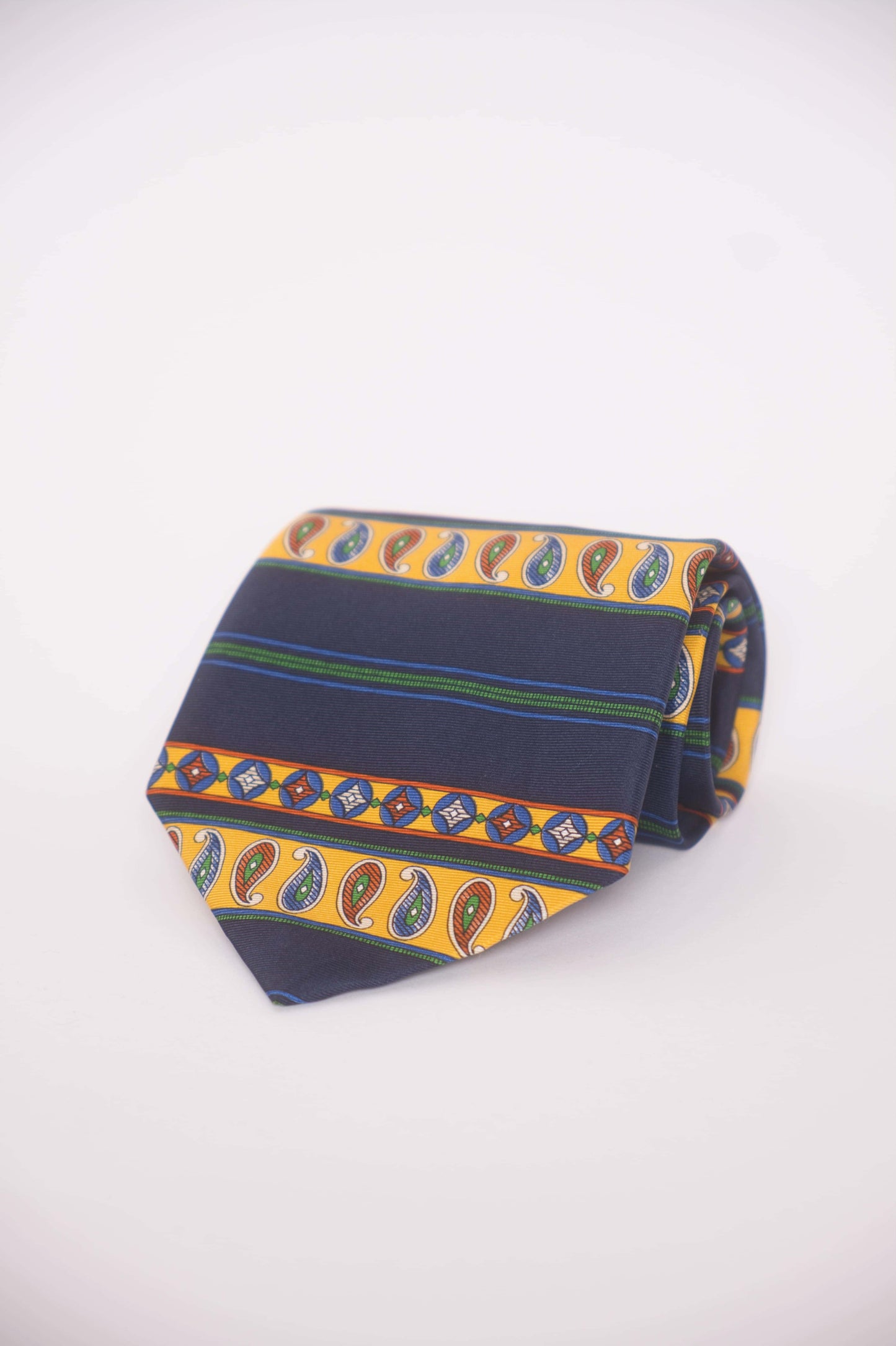 Kuratierte Vintage Krawatten – Tier- & Naturmotiven in Grau- und Grüntönen