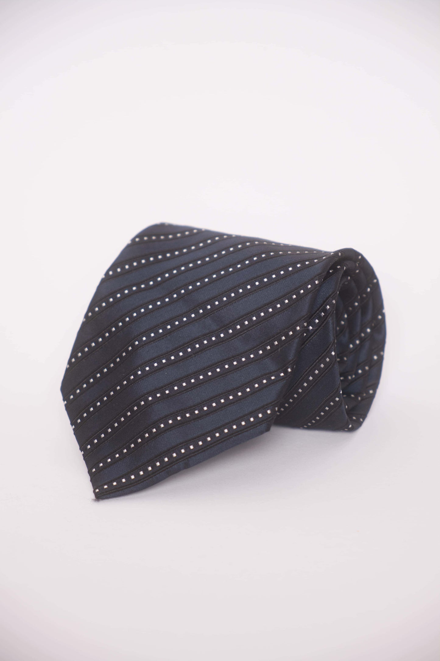 Kuratierte Vintage Krawatten – in Schwarz, dunklen Tönen und Beige